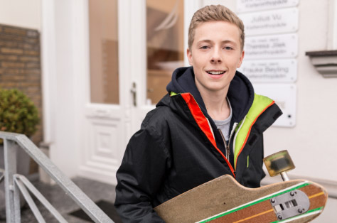 Junge mit Skateboard